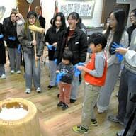 茨城大の留学生らと地域住民が一緒に餅つき、互いの正月文化で交流